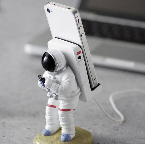 宇航员太空漫游创意iPhone手机座-2