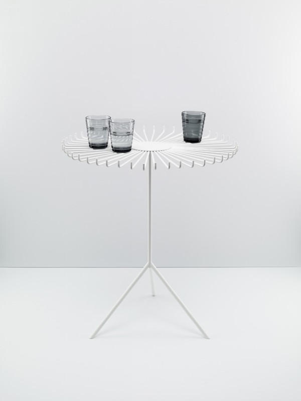 英国Alex Bradley设计的线条桌子 图二