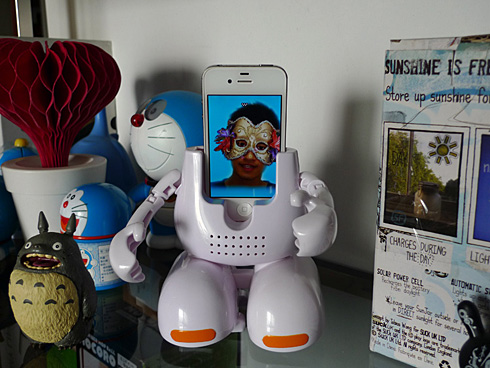 iPhone会跳舞的手机座（Dancing Face Stand）