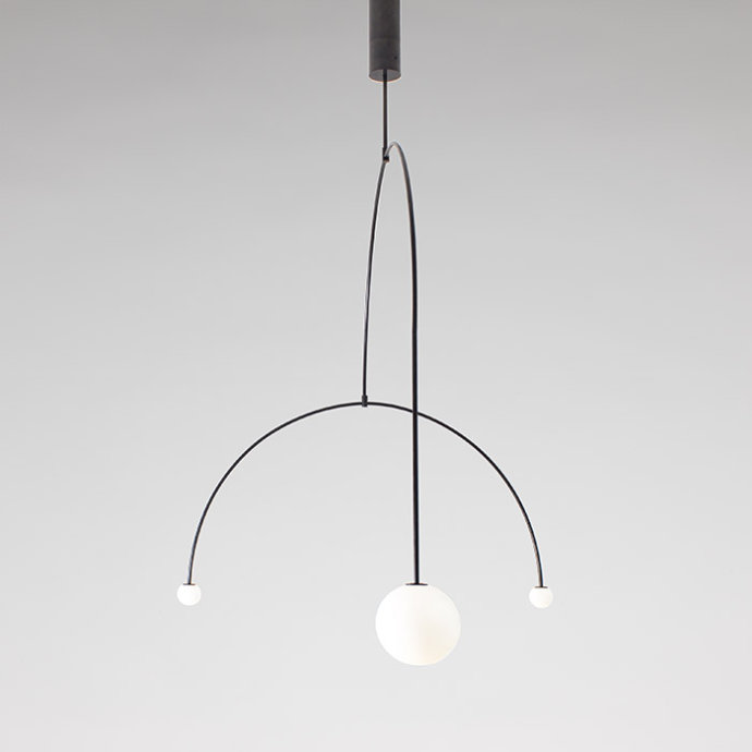 可碰动线性元素吊灯【Michael Anastassiades(英国)设计】